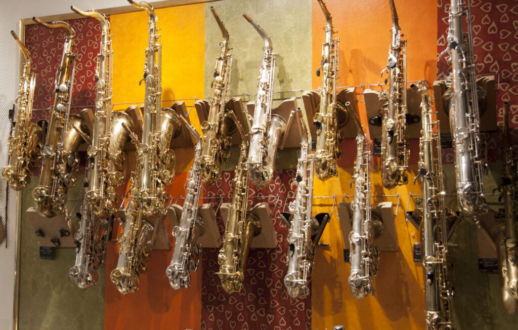 Intérieur du magasin Sax Machine, spécialiste de la réparation, location et achat de saxophones
