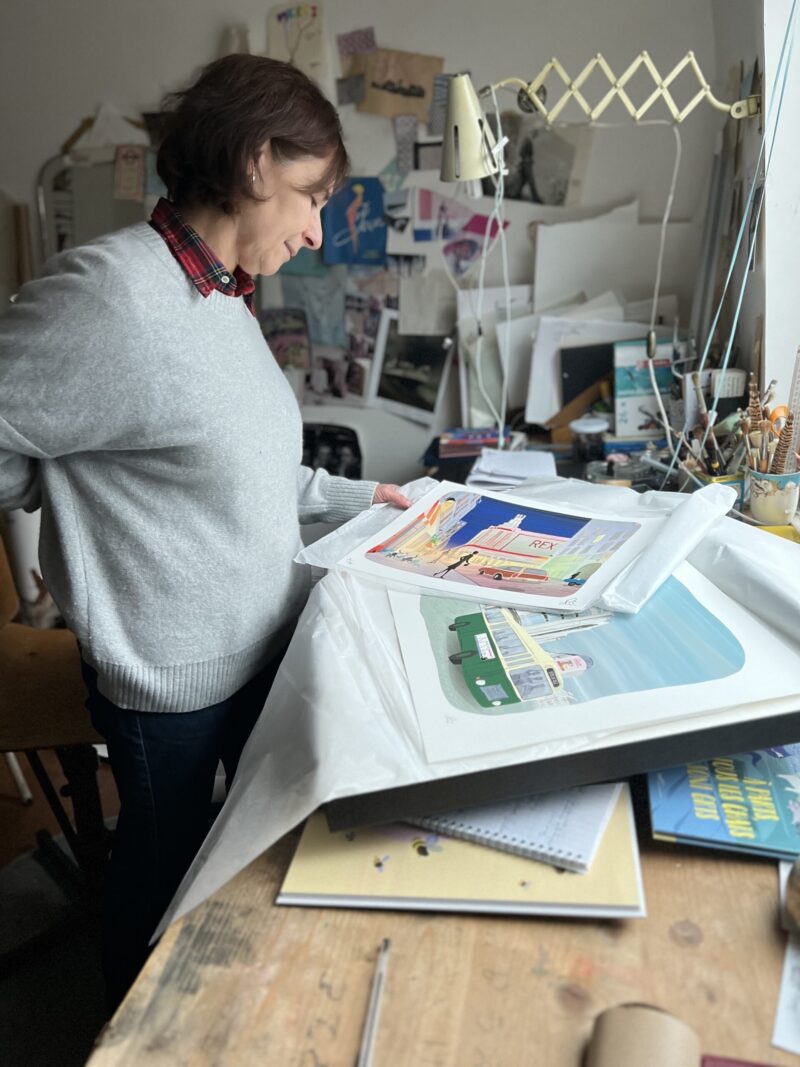 L'illustratrice Nathalie Infante dans son atelier