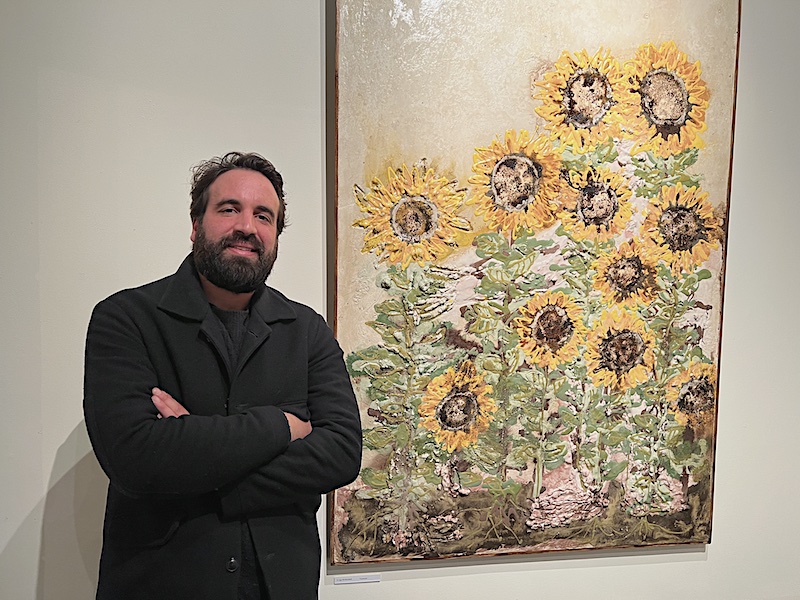 Ugo Schildge devant son tableau Tournesols