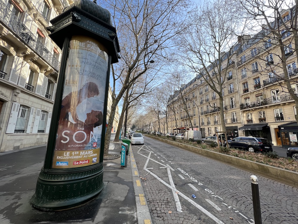 Vue de l'avenue Trudaine avec une colonne Morris à gauche.