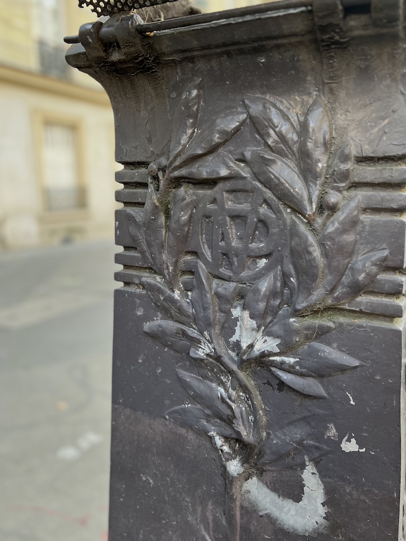 Sur le côté de la boîte à sable, les inscriptions VP pour ville de Paris.