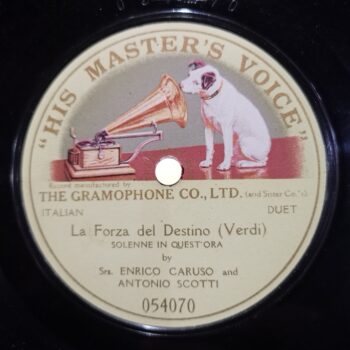 Premiers disques 78 tours, La voix de son maître. Enregistrement du chanteur d'opéra Caruso dans La force du destin de Verdi.