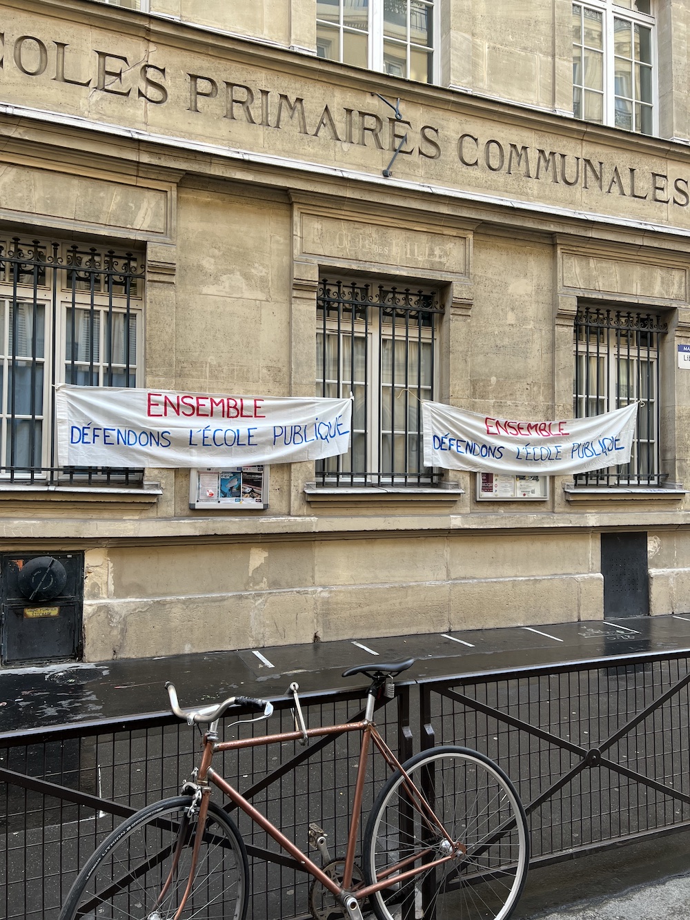 Façade de l'école rue de la victoire, paris 9.