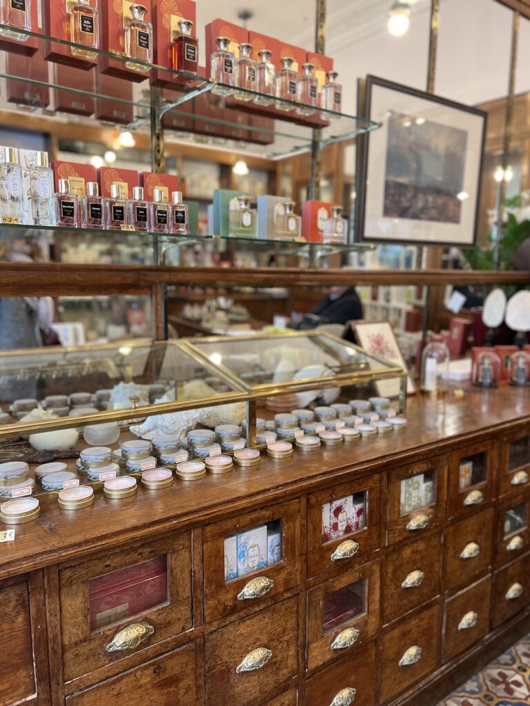 Boiserie à l'ancienne à l'intérieur de la parfumerie Detaille