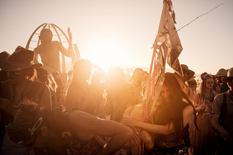 Photo de participants à l'évènement Burning Man, d'Antoine Guibert