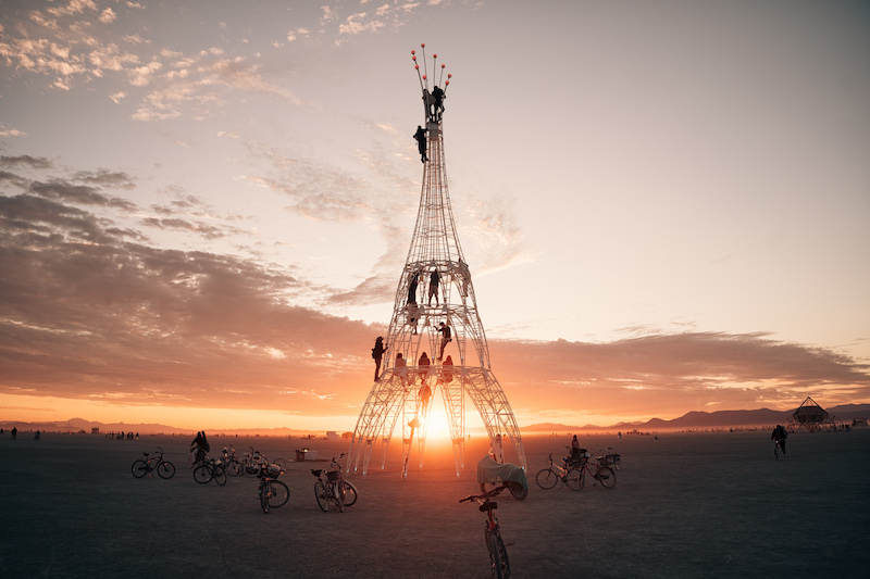 Photo de participants à Burning Man, construisant une structure, Antoine Guibert