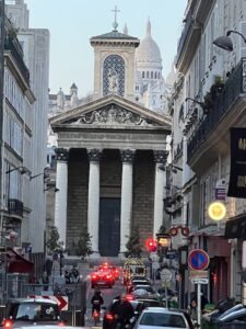 Eglise Notre Dame de Lorette avec en fond le Sacré Coeur