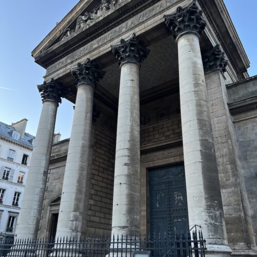 La façade néo-classique de l'église Notre-Dame de-Lorette