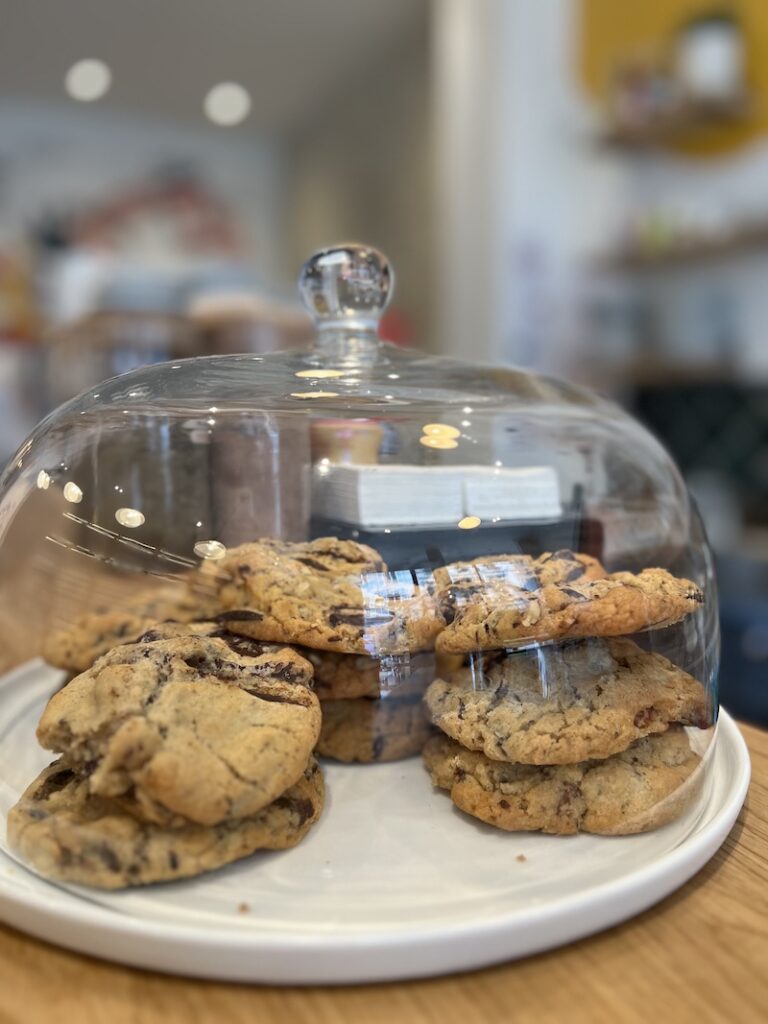 Cookies choco sous cloche sur le bar