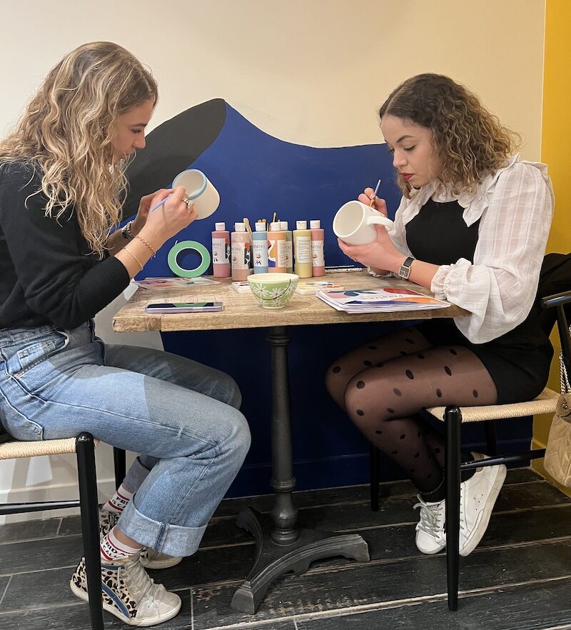 Deux clientes en train de peindre des mugs en céramique