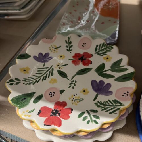 Gros plan d'une assiette avec des motifs de fleurs, après passage en cuisson