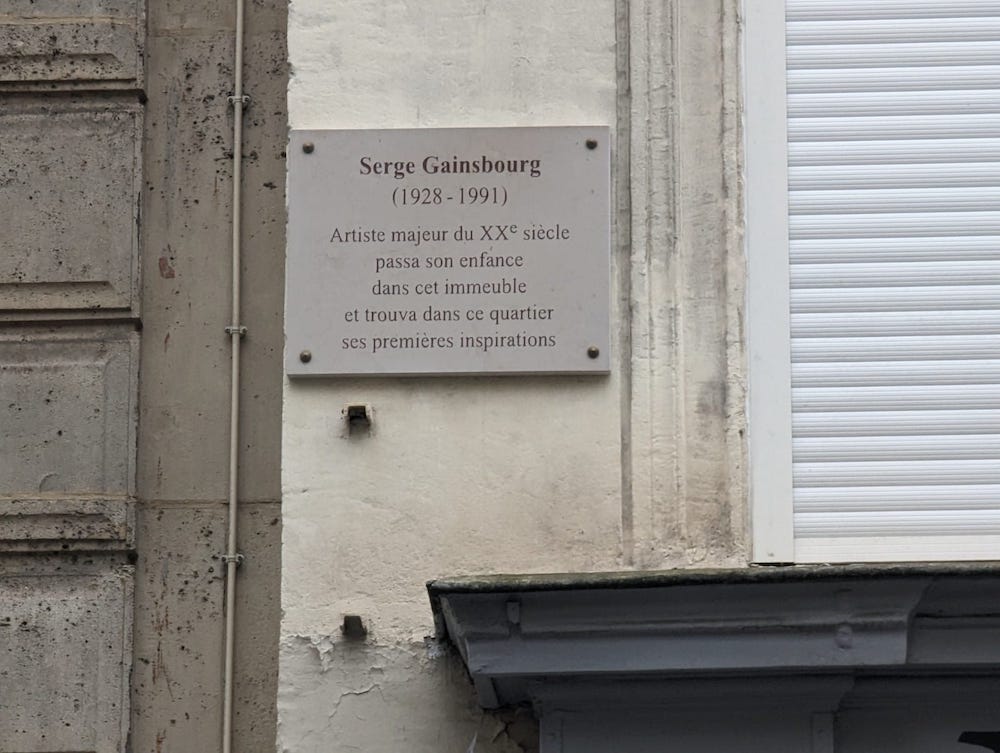 Plaque en hommage à Serge Gainsbourg qui a habité dans cet immeuble du 11 Bis rue Chaptal, dans le 9e, toute son enfance