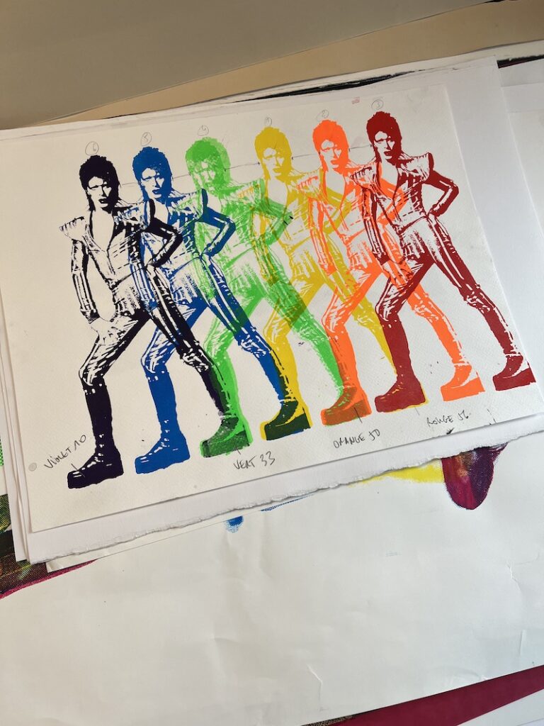 Sérigaphie en couleur présentant la silhouette de David Bowie