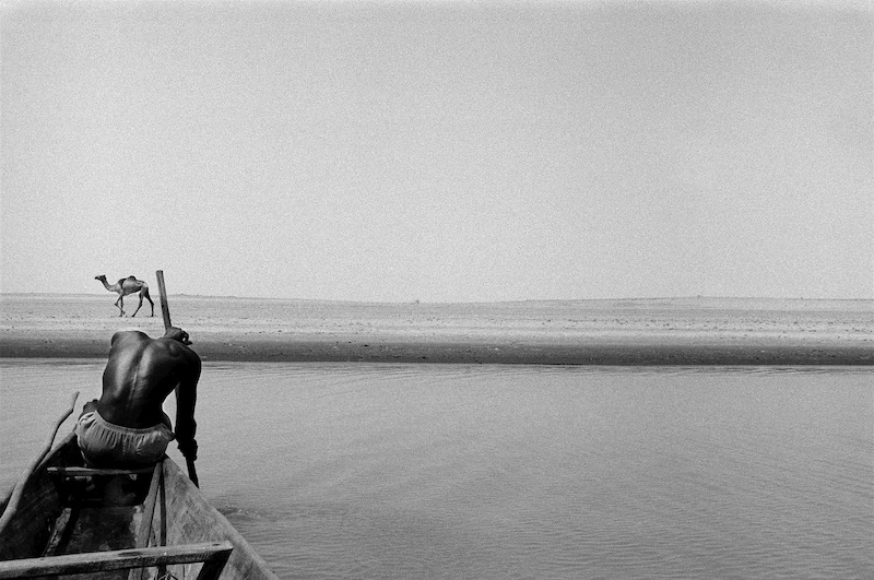Un pécheur Bozo sur le fleuve Niger, une photographie de Françoise Huguier