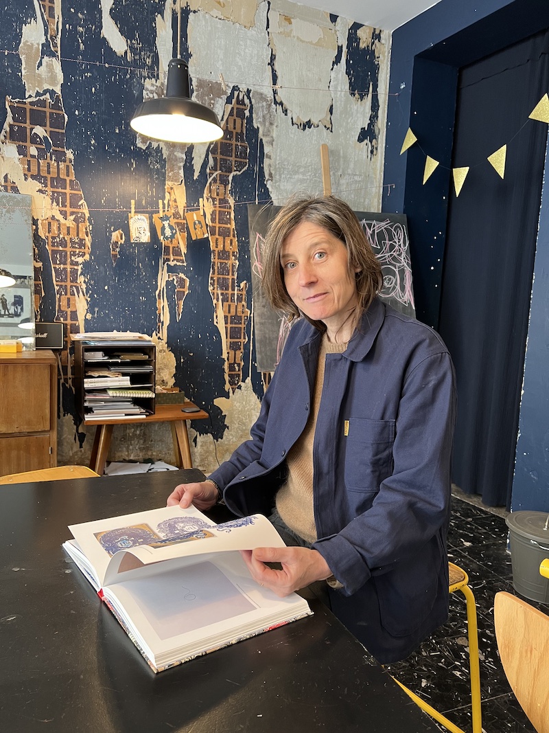 Portrait photo d'Amandine Cochin dans son atelier de sérigraphie