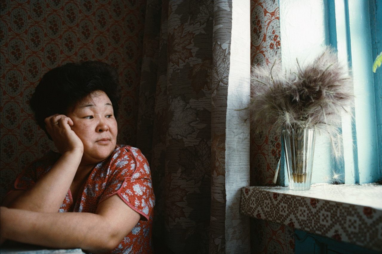 Photographie de Françoise Huguier représentant une femme rêvant en regardant par la fenêtre.