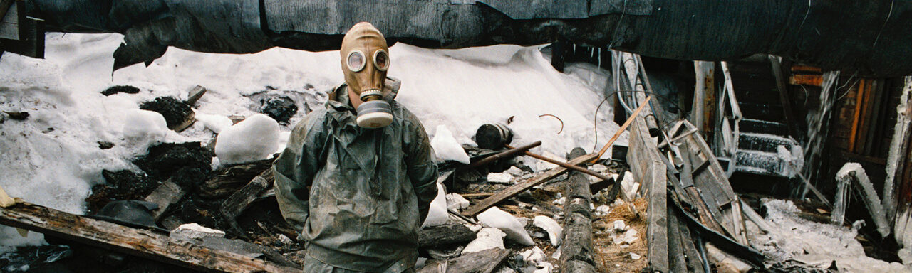 Photo de Françoise Huguier représentant un ouvrier avec un masque dans les décombres d'une usine