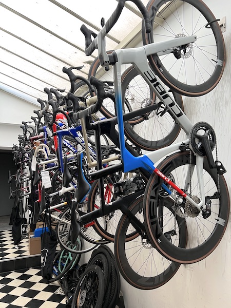 Modèles de vélos de route de la marque Cube présentés au sous-sol du magasin La roue Liber