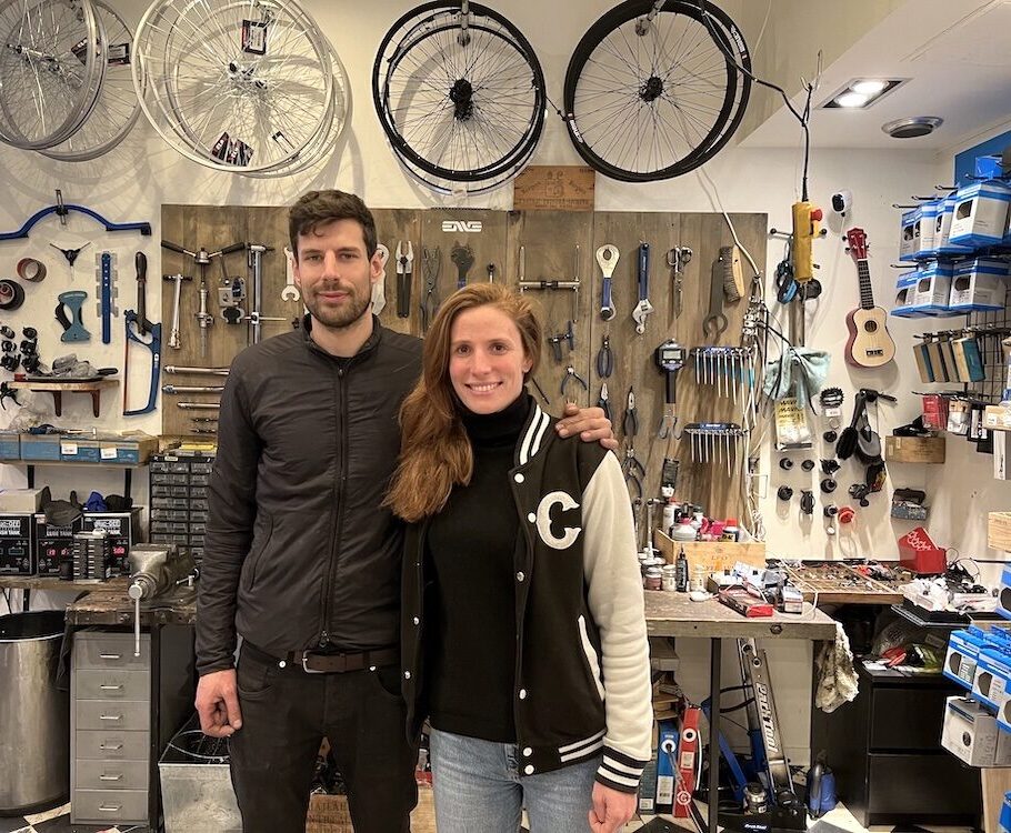 Justine et Quentin Liber dans leur magasin de cycles