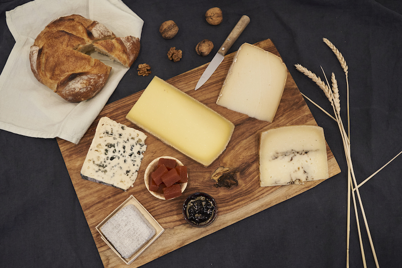 Plateau de fromages avec comté, Roquefort, chèvre et miche de pain