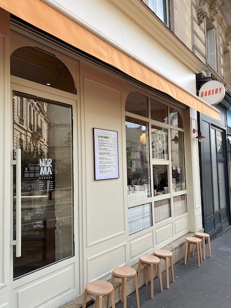 Vitrine vue de l'extérieur de Norma Bakery