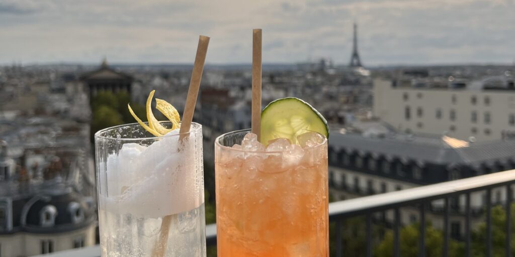 Cocktails avec vue sur la Tour Efifel depuis le Rooftop du Printemps