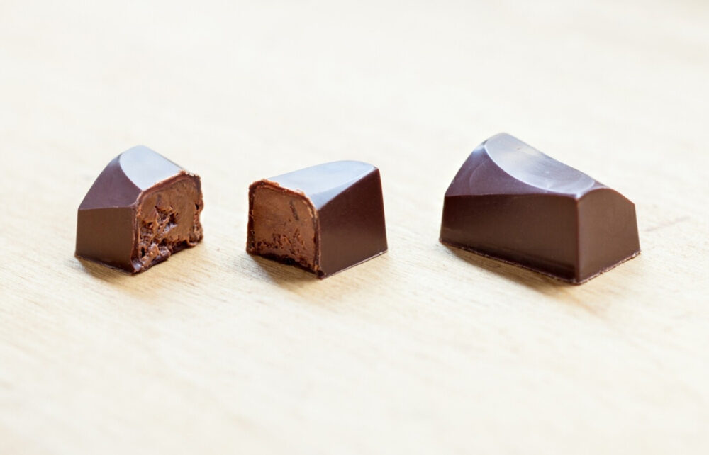 Gros plan de trois ganaches de l'artisan chocolatier Ara Chocolat