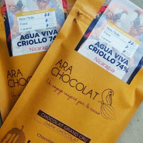 Deux tablettes de chocolat (Agua Viva Criollo 74%) dans leur emballage jaune