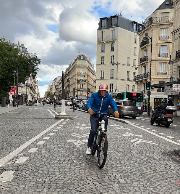 photo d'un cycliste sur la double-voies vélo rue La Fayette