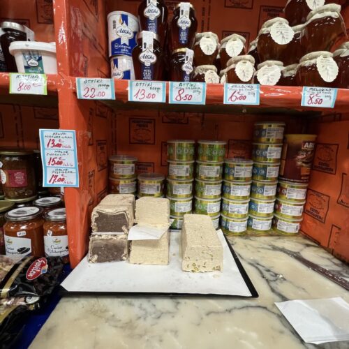 Sur des étagères, des pots de miel de thym sauvage de Grèce et des morceaux d'Halva.