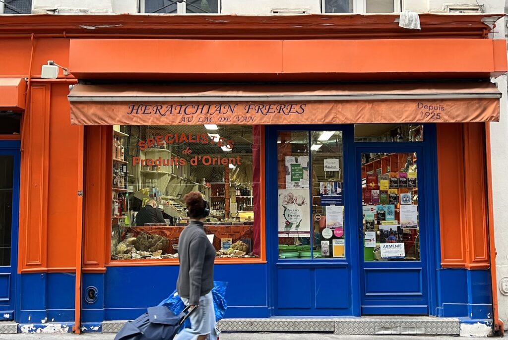 Vitrine extérieure peinte en orange et bleue de la boutique des frères Heratchian