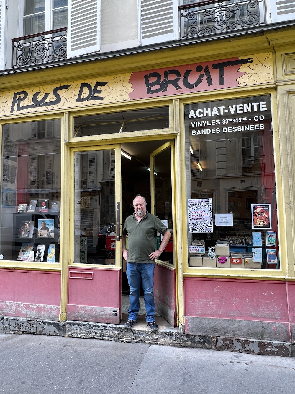Jean-Paul Frigaut pose devant sa boutique Plus de bruit.