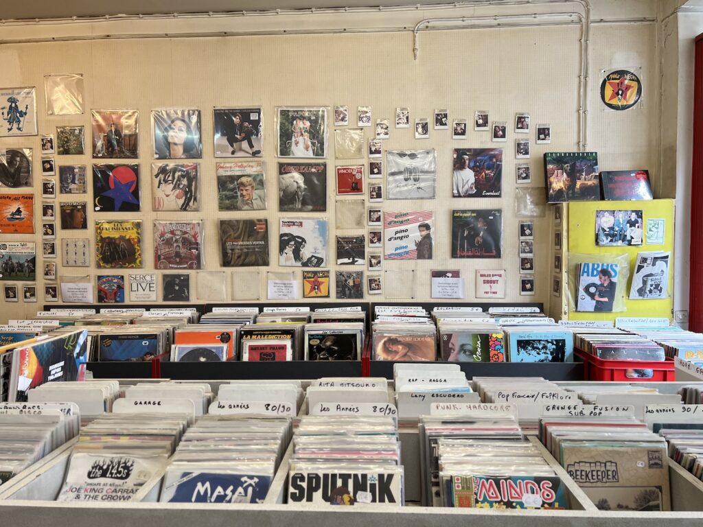 Bacs de vinyles et pochettes au murs