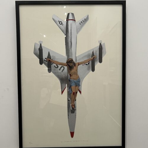 oeuvre de Léon Ferrari représentant un christ crucifié sur un bomber américain.