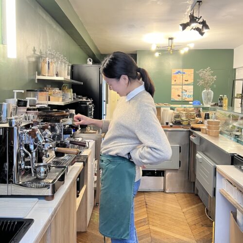 Jihee Park préparant un café à la machine expresso