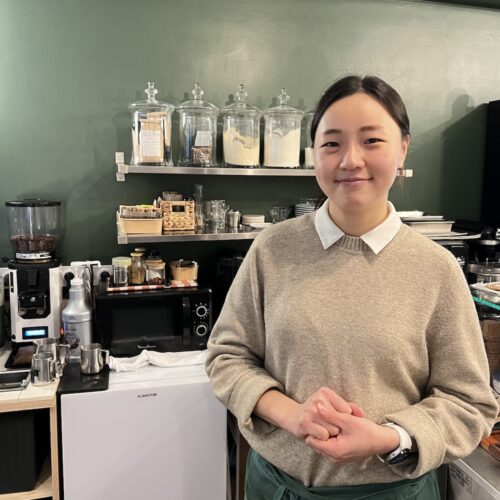 Portrait de Jihee Park dans son coffee shop