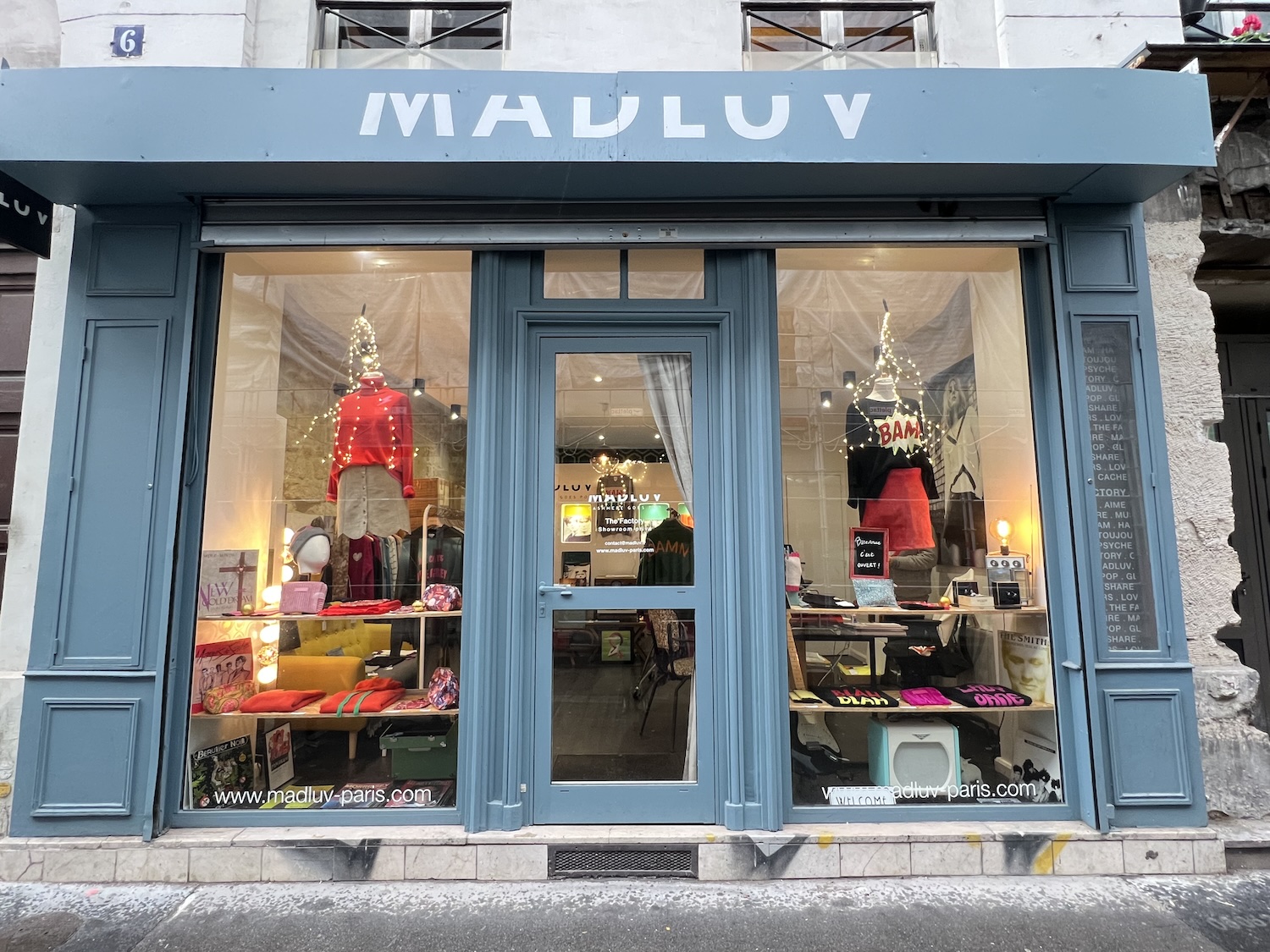 La vitrine vue de la rue de la boutique MadLuv
