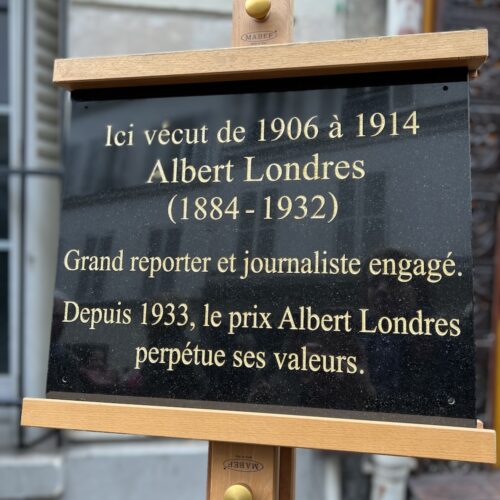 Plaque hommage à Albert Londres : ici vécut de 1906 à 1914 Albert Londres (1884 - 1932) Grand reporter et journaliste engagé. Depuis 1933, le prix Albert-Londres perpétue ses valeurs.