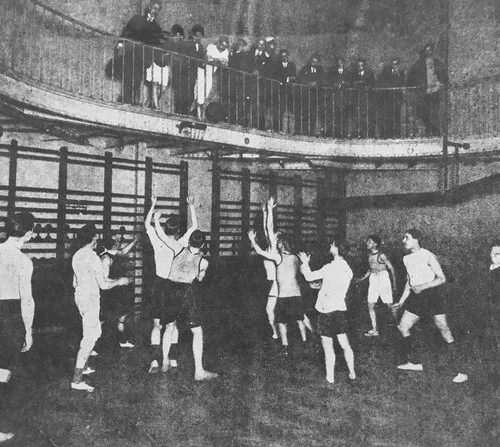 Photo datant de 1902, d'un match de basket au gymnase du 14 rue de Trévise
