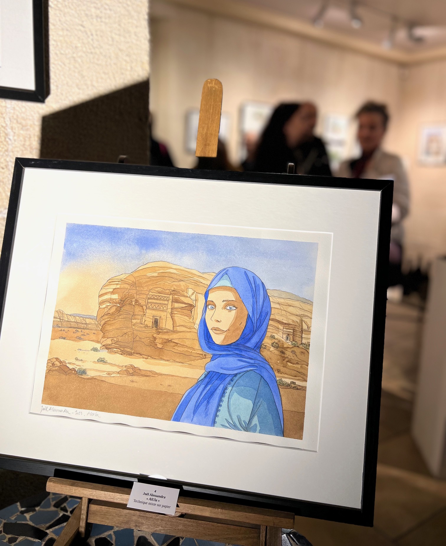 Dessin de Joël Alessandra représentant une jeune femme avec un foulard bleu sur le site archéologique nabatéen d'Alula en Arabie Saoudite.