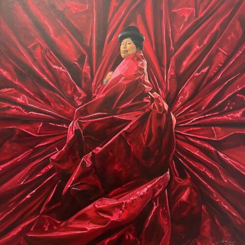 Wila-Pachamama (2021), une huile sur toile de Cristan Laime representant une femme bolivienne avec chapeau prise dans un océan de tissu plastique rouge