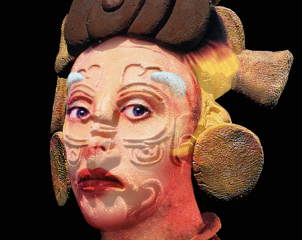 Affiche de l'expo d'Orlan présentant les attributs d'un visage de statue Maya associé au visage d'Orlan.