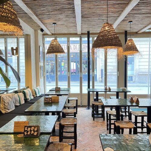Intérieur du restaurant Choukran avec tables avec carreaux de zellige et sol en bejmat