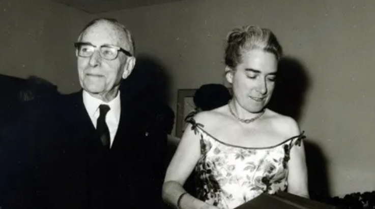 Marthe Gautier en robe du soir avec à ses côtés le professeur Debré