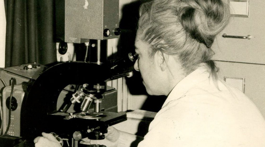 Marthe Gautier dans son laboratoire en train de regarder des lames au microscope