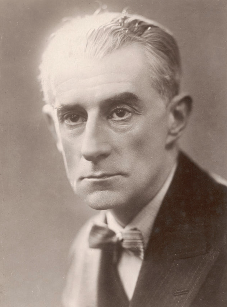 Portrait noir et blanc du compositeur Maurice Ravel avec nœud papillon