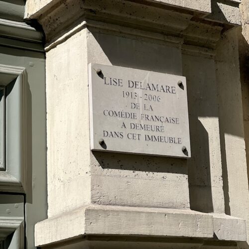 Plaque en mémoire de Lise Delamare, comédienne, au 75 rue Blanche. Paris 9.