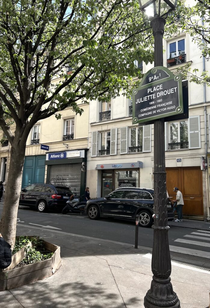 Plaque de la place Juliette Drouet, compagne de Victor Hugo, Paris 9.
