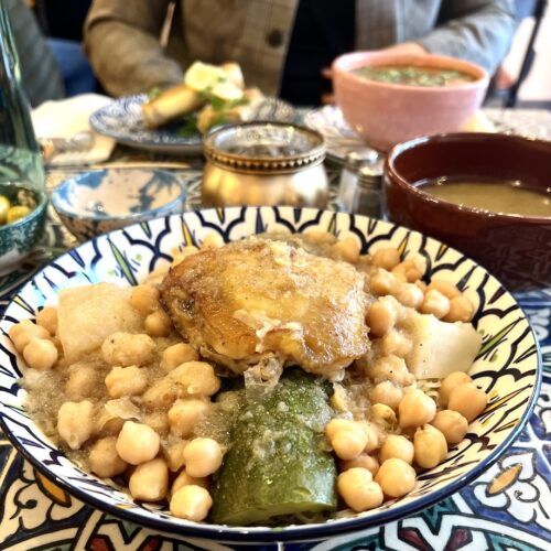 Rechta, plat traditionnel algérien à base de pâtes de blé, poulet et pois chiche