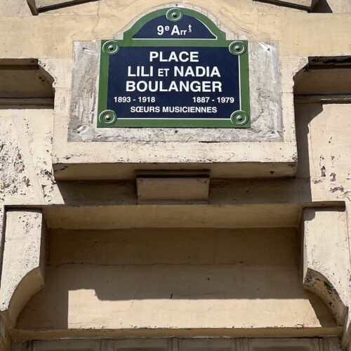 Plaque du nom de la Place Lili et Nadia Boulanger.